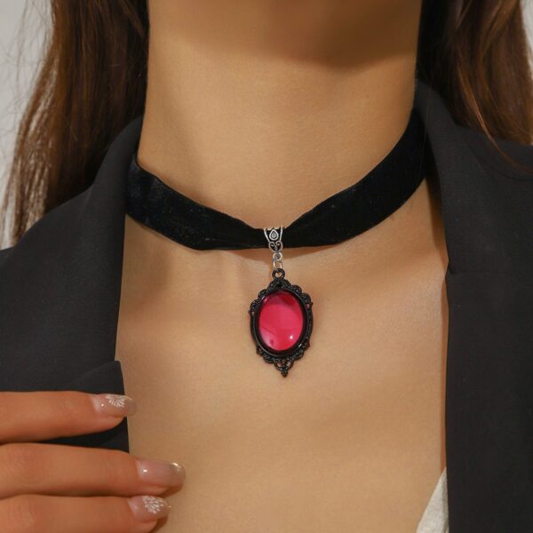 NoirVogue Collar